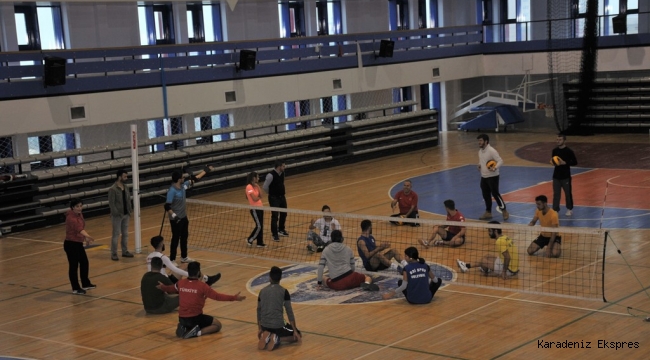 Öğrenciler farkındalık için oturarak voleybol oynadı