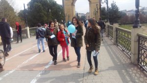 Öğrenciler mavi balon dağıttı