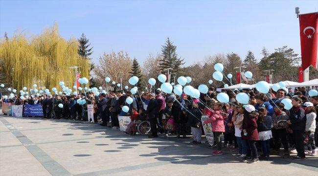 Otizme dikkat çekmek için mavi balon uçurdular