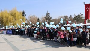 Otizme dikkat çekmek için mavi balon uçurdular