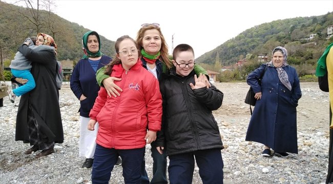 Otizme dikkati çekmek için mavi balon uçurdular