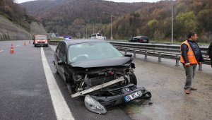 Otomobil bariyerlere çarptı: 4 yaralı