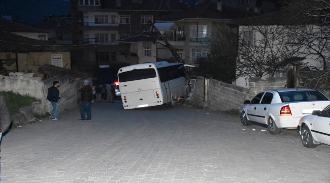 Park halindeyken hareket eden midibüs eve çarptı