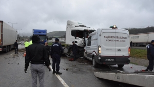 Samsun'da cenaze aracı ile tır çarpıştı: 2 yaralı