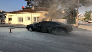 Seyir halindeki otomobil alev aldı