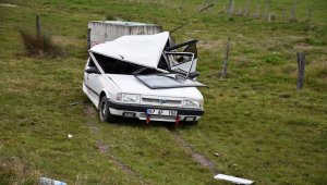 Sinop'ta minibüs park halindeki otomobile çarptı: 7 yaralı