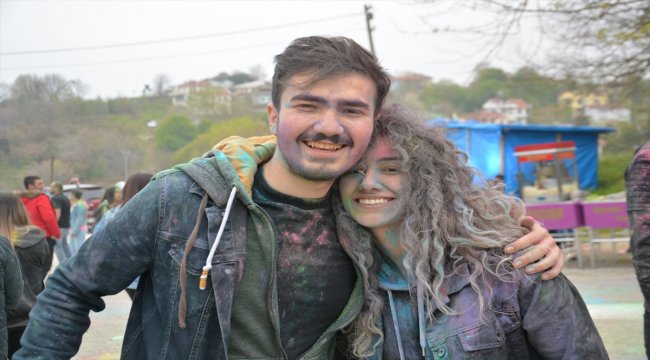Sokak hayvanları için sahneye çıktılar