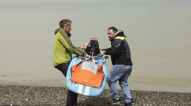 Sörf tahtasıyla dünyayı geziyor