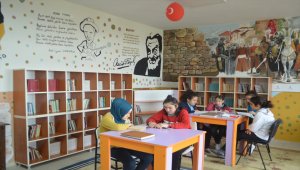 Sosyal medya yardımıyla köy okuluna kütüphane kurdu