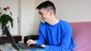 Tek parmağıyla üçüncü kitabını yazıyor