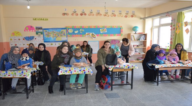 Üniversitelilerden minik öğrencilere hediye