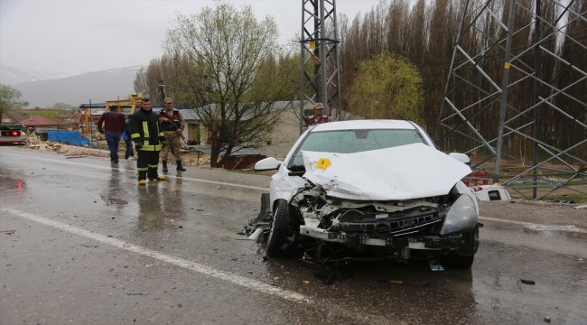 Bayburt'ta otomobil ile minibüs çarpıştı: 12 yaralı
