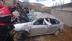 Bayburt'ta otomobil takla attı: 1 ağır yaralı
