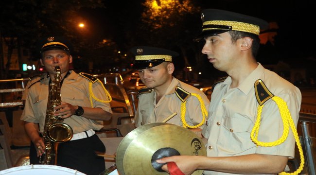 Belediye bandosu sigaranın zararlarını sahurda manilerle anlattı