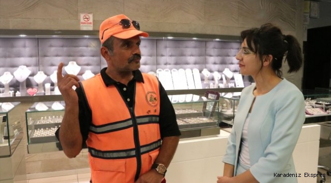 Bulduğu altını teslim eden engelli temizlik işçisine teşekkür belgesi