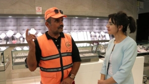 Bulduğu altını teslim eden engelli temizlik işçisine teşekkür belgesi
