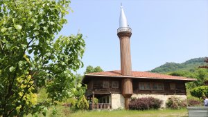 Çivisiz cami zamana direniyor