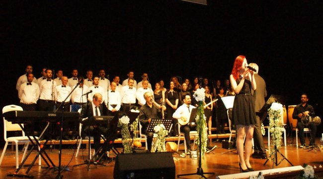 Çocuk istismarına tepki için protokol üyeleri sahnede