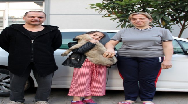 Çöplükteki yavru köpeği sahiplenerek sıcak yuva sağladı