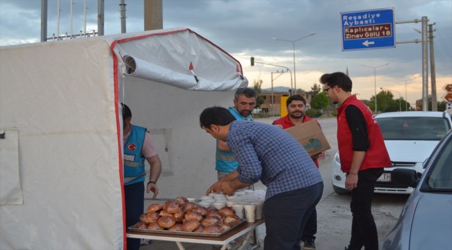 D-100 kara yolunda yolculara iftarlık ikramı