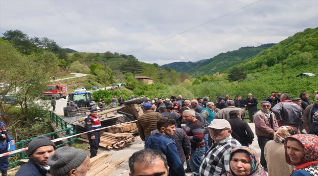 Düzce'de kereste yüklü traktör devrildi: 1 ölü, 2 yaralı