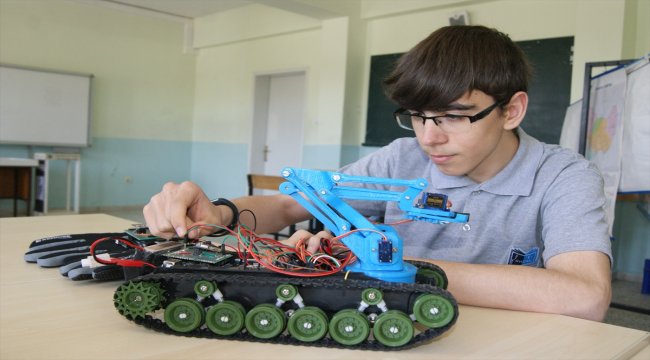El hareketiyle kontrol edilebilen bomba imha robotu