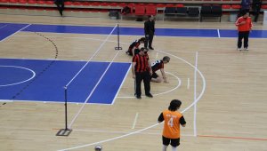 Engellilerle protokol üyeleri goalball maçı yaptı