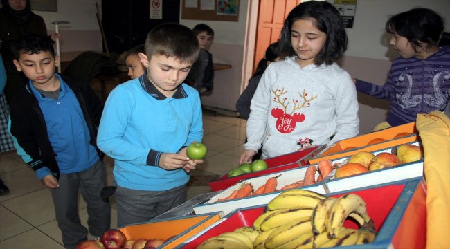 Görevlisi olmayan manavda dürüstlüğü öğreniyorlar