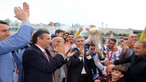 Hekimoğlu Trabzon, şampiyonluk kupasını kaldırdı