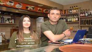 Kafedeki süs balıklarını telef eden karga güvenlik kamerasına yakalandı