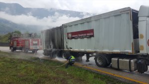 Kastamonu'da hareket halindeki tırın dorsesi yandı