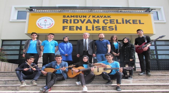 Kavak'ta öğretmenden 100. yıl anısına şarkı