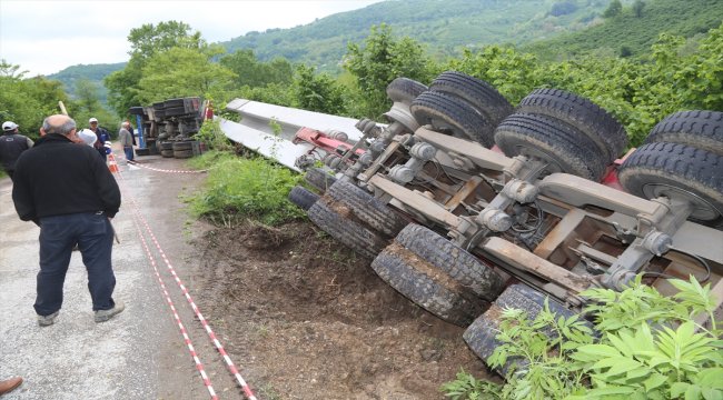 Köprü kirişi yüklü tır fındık bahçesine devrildi: 1 yaralı