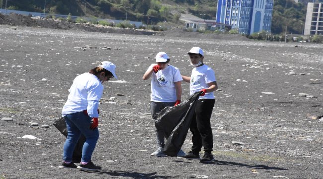 Lise öğrencileri sahilde temizlik yaptı