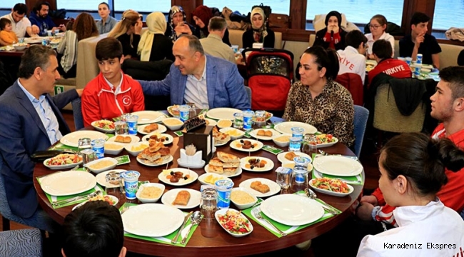 Milli sporcuların anneleri iftarda buluştu