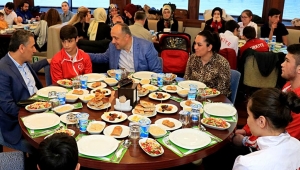 Milli sporcuların anneleri iftarda buluştu