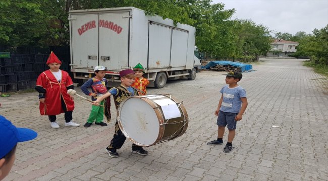 Öğrencileri kendi yazdıkları manileri davul eşliğinde söylüyor