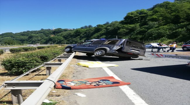 Rize'de otomobil bariyerlere çarptı: 8 yaralı