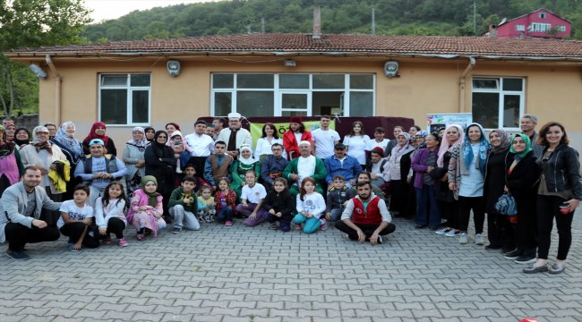 Sahne tozunu köylere taşıyorlar