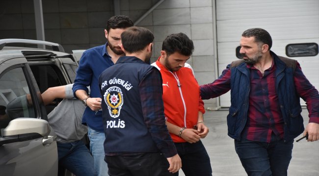 Şampiyonluk kutlamalarında taraftara bıçak çeken iki kişiye gözaltı
