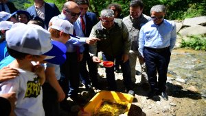 Taşkıran Solaklı Deresi'ne 10 bin yavru alabalık bırakıldı