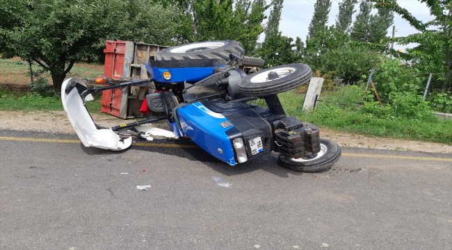 Amasya'da traktör devrildi: 4 yaralı