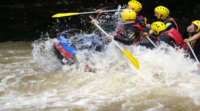 Arap turistlerin rafting heyecanı