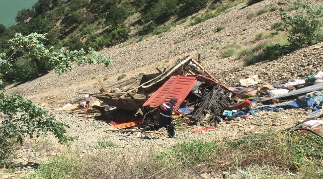 Artvin'de kamyon uçuruma yuvarlandı: 1 ölü, 8 yaralı