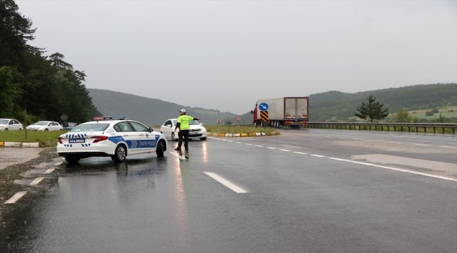 Bolu'da sağanak nedeniyle taşan dere kara yolunu kapladı
