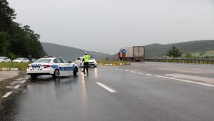 Bolu'da sağanak nedeniyle taşan dere kara yolunu kapladı