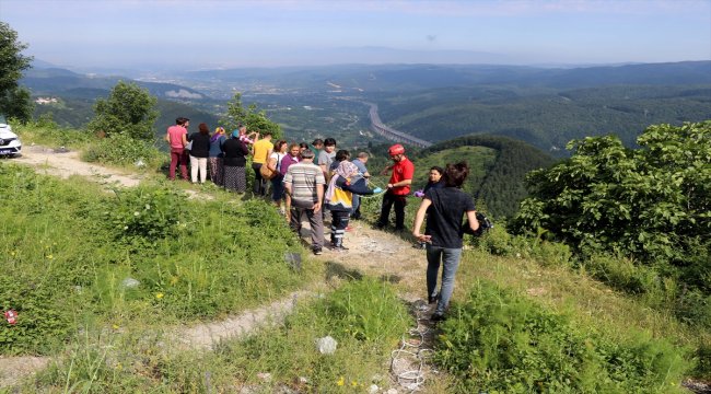 Bolu Dağı'nda otomobil şarampole devrildi