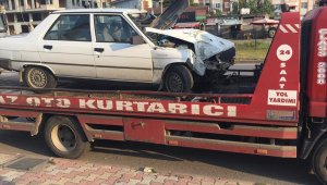 Çarşamba'da otomobil direğe çarptı: 1 yaralı