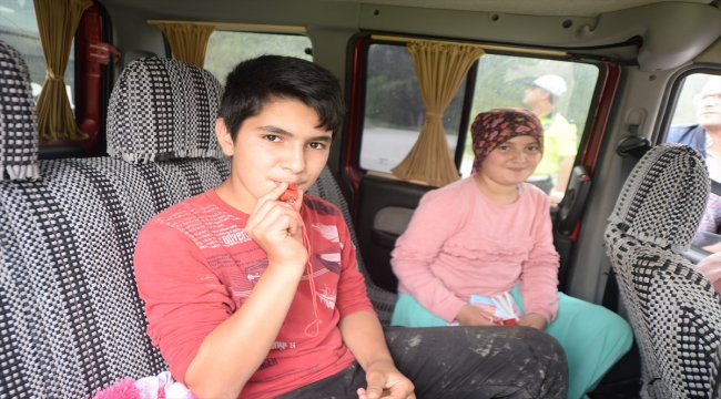 Çocuklara kırmızı düdük ve sürücü seyahat karnesi