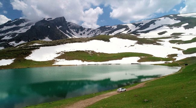 Dağların arasındaki krater gölleri cezbediyor